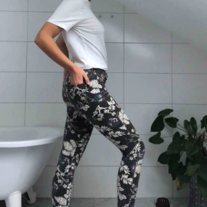  - Ett par gråa jeans från Levis med blom- och lövmönster. Snygga till en vit t-shirt! Modellen är stretch så de passar både S och M