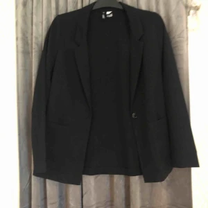  - Använd fåtal gånger. Jättefint skick!🖤 Frakt 30kr 