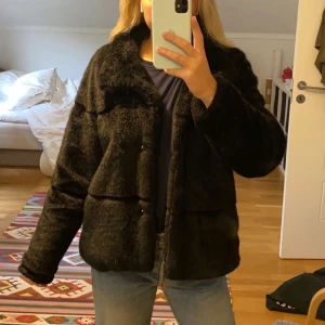 Jacka i fuskpäls - En svart jacka i fuskpäls från Lindex. Storlek S. Använd 1 vinter, men i relativt nytt skick. 