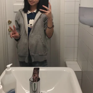 Grå kofta  - Säljer denna gråa kofta i en storlek XL då den sitter mer oversized. Jättesnygg nu till hösten. 200+frakt