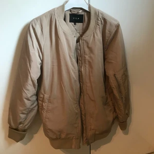 Jacka - Bomberjacka från vila i superbra skick. Perfekt till hösten då den även är varm. Beige färg