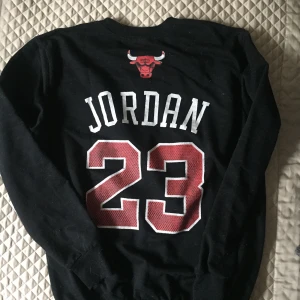 Basket pullover - Syns att den är använd på nära håll, men inga hål elr fläckar. Måste vara barnstorlek för ganska liten, sitter tajt på en S.