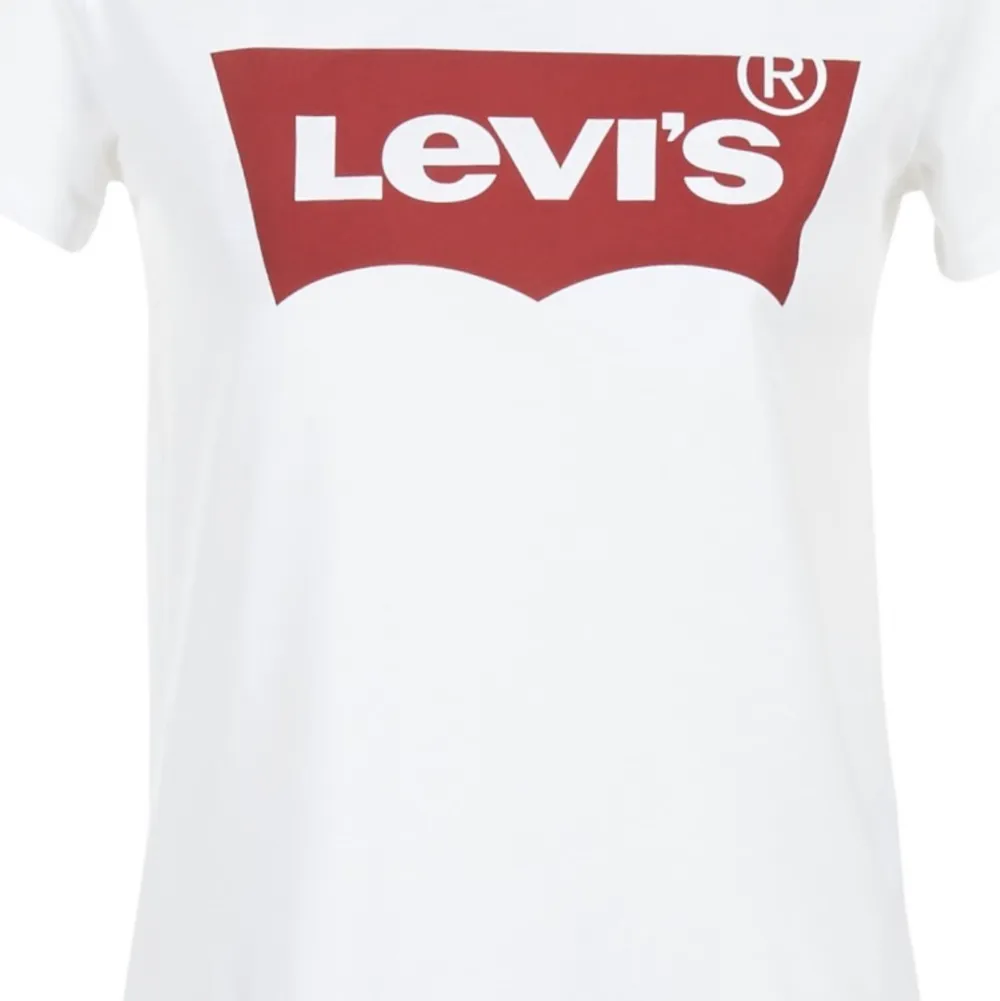 Vit Levi’s t-shirt, använd några gånger men är i bra skick.. T-shirts.