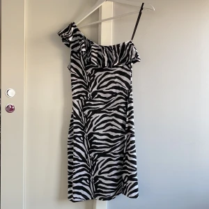 Kort klänning i zebramönster - Oanvänd klänning i bekvämt material från missguided! Köparen står för frakten