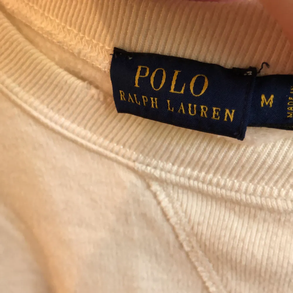 Säljer en cropped sweatshirt från Ralph Lauren eftersom jag inte använder den. Endast använd ett fåtal gånger. Storleken är M men är såpass liten i storleken att den absolut passar XS och S. Köparen står för frakten. Nypris 600kr. Tröjor & Koftor.
