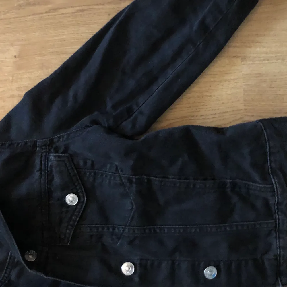 Jeans jacka från hm i storlek 36. Färgen är svart/ grå.. Jackor.