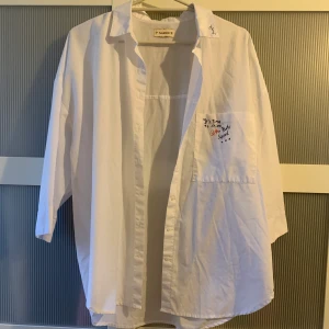 Skjortklänningen pull & bear  - Säljer en skjorta från pull & bear i bra skick. Stl L men passar även M 