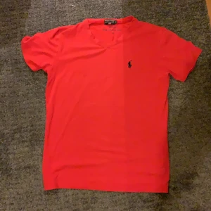 Polo Ralph Lauren T-shirt size M - Size: Medium. Inget kvitto. 9/10 Condition. Köpt i en Polo affär på flygplatsen, alltså helt äkta.
