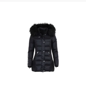 Jacka Rock and blue  - Storlek 36, jackan är i bra skick. Kan gå ner i pris vid snabb affär. Luvan är i fejk päls.