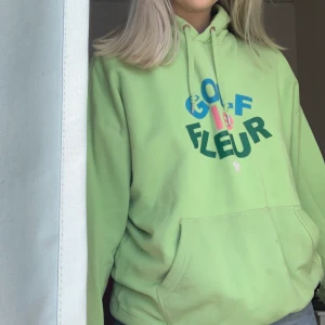 Golf le fleur hoodie - Grön golf le fleur hoodie som inte kommer till använding. Två små fläckar på fickan därav priset! 💞 