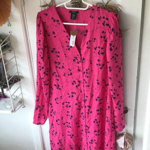 Fin rosa klänning med knappar framtill, strl M köpt på Lindex aldrig använd. 200kr inkl 
