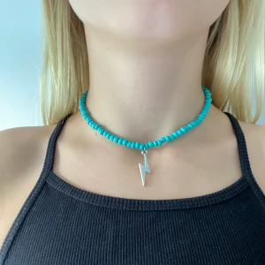 Super fint halsband! - Säljer detta superfina blåa halsband med en blixt på. 