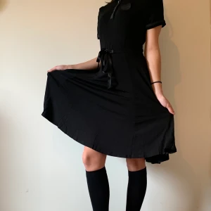 Svart klänning - Köpt på shock i Göteborg, använt 1-2 gånger, skönt material, köparen står för frakt