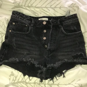 Xs-s - Säljer mina shorts från NA-KD med snygga hål. Helt oanvänd. Säljer pågrund av att dom är för små. Köpte de för 449. Säljer de för 150 + frakt. Om inte flera vill ha de då budas det! 