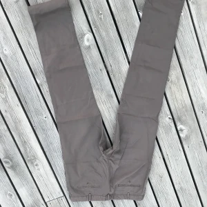 Italienska Byxor - Italienska byxor. Riktigt fin kvalité. Ett liter märke på ena benet men går säkert bort i kemtvätten