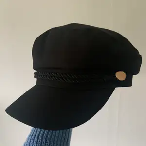 Snygg keps/ hatt från H&M. Aldrig använd så helt nyskick. Storlek xs/s men passar ett ” normalstort ” huvud. 40kr + frakt