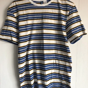 Randig tröja från H&M - En randig tröja köpt på H&M för något år sen. I riktigt gott skick och endast använd några gånger. Säljes då den både är förliten och inte passar min stil något mer ! I storleken XS. Frakt 44kr