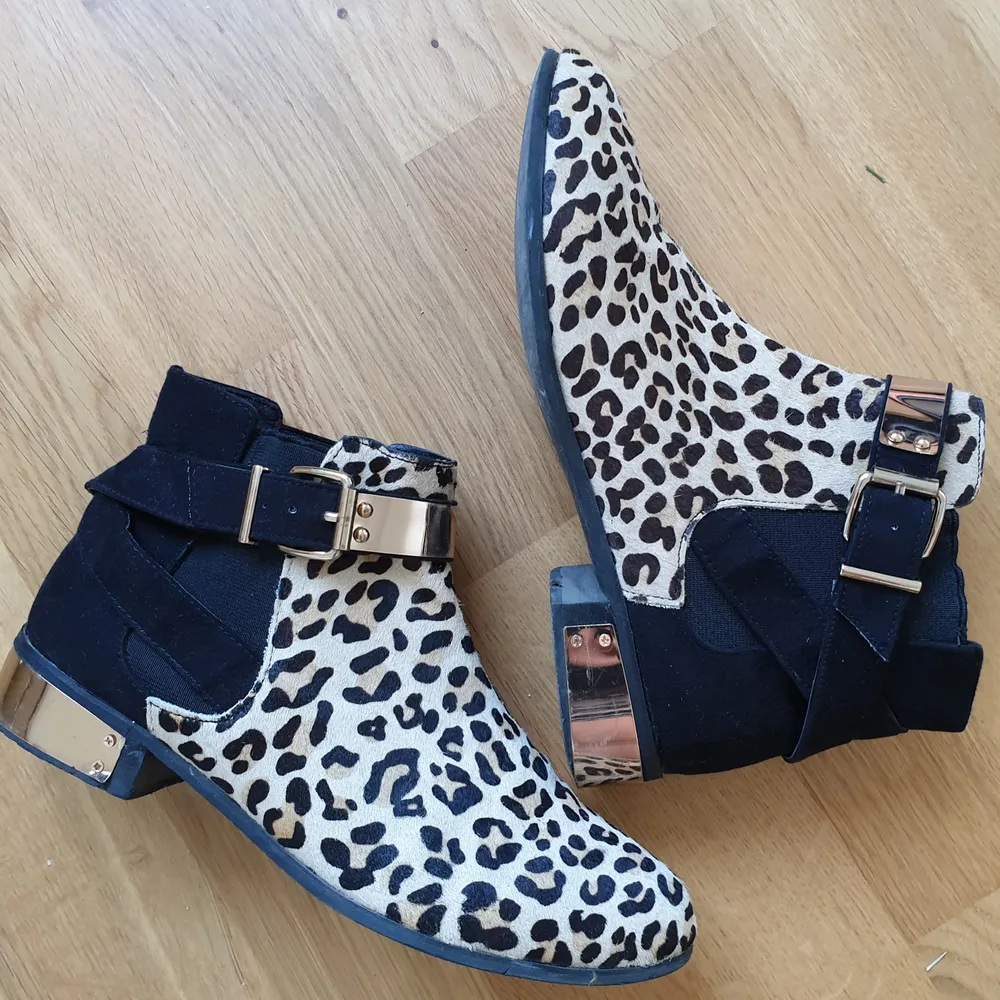 Leopard print ponyskin ankle boots - size 38 - have some scratches on golden details ( original price - 799 sek). Skor.