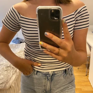 Randig topp - Söt topp från h&m. Väldigt liten i storlek. Kunden står för frakt! Bud i kommentarsfältet 