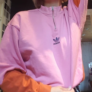 Adidas tröja retro - En sweatshirt från adidas i retrostil. 