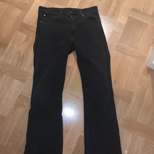 Svarta jeans  - Fick den av min moster . Tror nog hon köpte dom i Dubai men använt 3 gånger. Tajta vid låren och lös där nere . 
