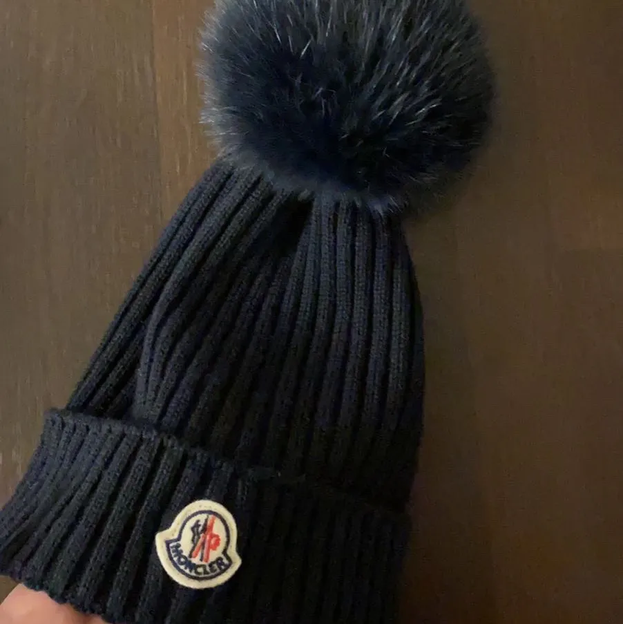 Säljer min moncler mössa, det är från ungdom avdelningen men den passar perfekt. Nypris 1500. Spegeln är smutsig inte mössan. Skriv om ni vill ha fler bilder. Accessoarer.