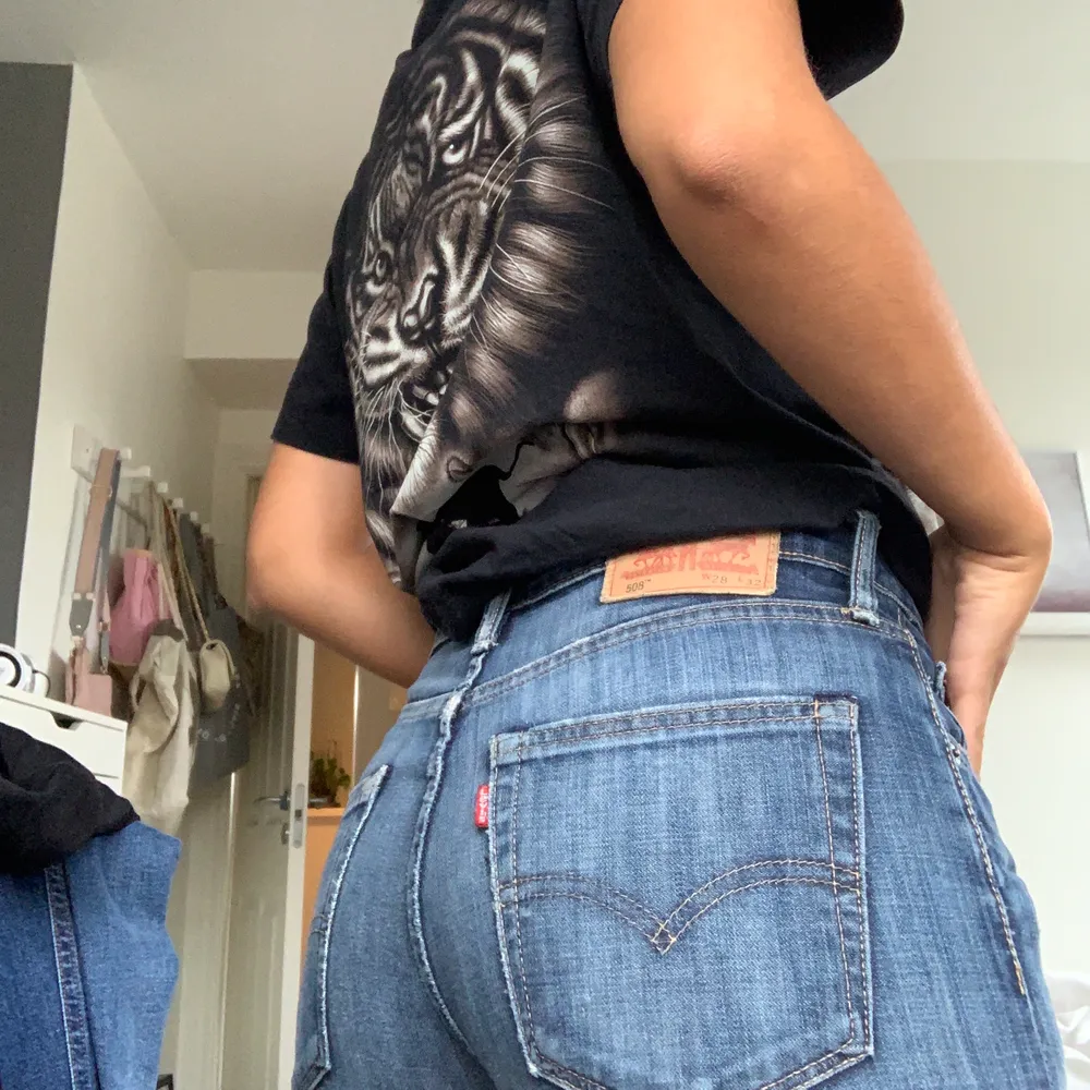 Sjukt snygga jeans från Levis. Buda i kommentarerna eller via pm! Startbud är 300kr! För fler bilder skriv så skickas 🤍. Jeans & Byxor.