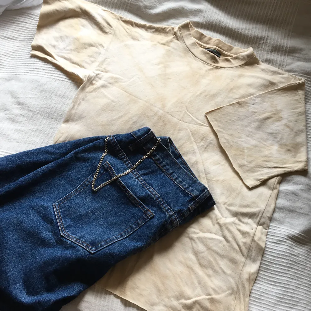En vintage tshirt som jag färgat själv med björklöv, så sjukt snygg och så bra för miljön!!! Den är beige med en virvel bak och fram och passar unisex. Storlek M men lite oversized. T-shirts.