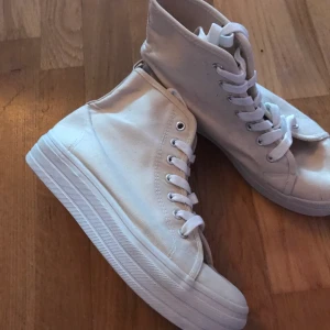 Beige canvasskor tygskor - Oanvända skor från HM. Kan hämtas upp i Göteborg eller skickas med frakt, 70:-