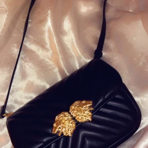 Väska från Zara - Super fin väska köpt fråm Zara. Väskan kommer med två band, ett längre så man kan bära den på axeln men sedan ett kortare så man kan bärs den som midjeväska! Använt endast ett fåtal gånger. Hör av er vid intresse eller för fler bilder❣️