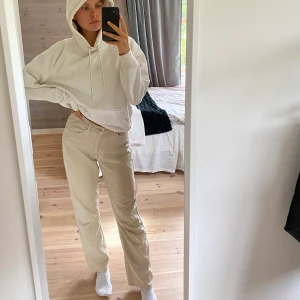SANDFÄRGADE ROWEJEANS - Ett par supersköna (!!) sandfärgade jeans från Weekday. Säljes endast för de tyvärr är för stora för mig.. Jeansen är i storleken 28/30 och jag skulle säga att de sitter bäst på en som vanligtvis har M, beroende på hur du vill att de ska sitta såklart!  Priset är INTE inklusive frakt men förhandlingsbart🤍 