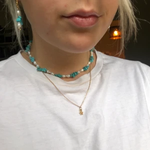 halsband turkost med vitt - finns i set med armband, halsband och örhängen för 220kr halsbandet 99kr + 11kr frakt💕