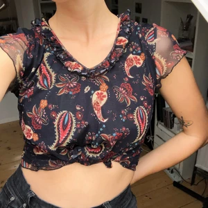 Volangtop i mesh - En volangtop i mesh med paisleymönster. Storlek M. Thriftad i bra skick! 80 kr eller budgivning i kommentarerna, kunden står för frakt❤️