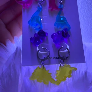 Duon-örhängen - Jättefina örhängen i dinosaurie form! De är gula visas bäst på andra bilden! Pris kan diskuteras frakt ingår nypris 179