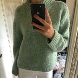 Stickad tröja  - Stickad tjocktröja från zara, tröjan är turkos typ.