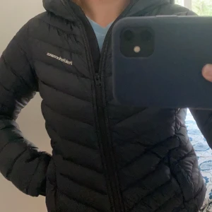 Peak performance jacka - En peak jacka i bra skick i färgen svart o storlek s köpte för två år sedan och har använt den lite till o från men det finns inga håll Elr skador på jackan!! Nypris 2300kr
