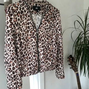 Tröja h&m - Blus/tröja/jacka från H&M. Strl 38, men är för kort för mig i ärmarna. Haft många år men sparsamt använd.