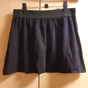 Svart kjol Strl. M - Svart kjol från New Yorker i Strl. M. Använd men i bra skick. Kjolen är stretchig och midjan är resår. Priset kan diskuteras. Skickas mot fraktkostnad