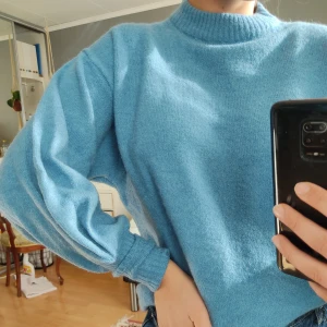 Sweatshirt - Supermysig stickad tröja från Gina Tricot, knappt använd! Frakt tillkommer på 44 kr 💙 