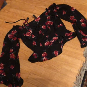 Blus - En blus med blommor som har använts 3 gånger i storleken 34 pris 50kr. Köpt i h&m för 150