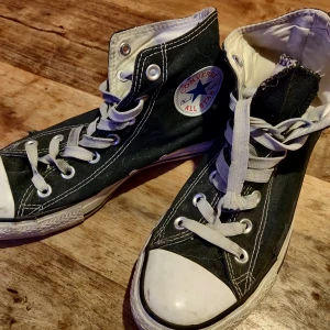 Svarta Converse - Något slitna Converse, för dem som gillar looken av slitna Converse är dessa perfekta. Säljer dem billigt eftersom de ändå är slitna. Frakt tillkommer dock på 63 kr 😊 storleken är en true 39a