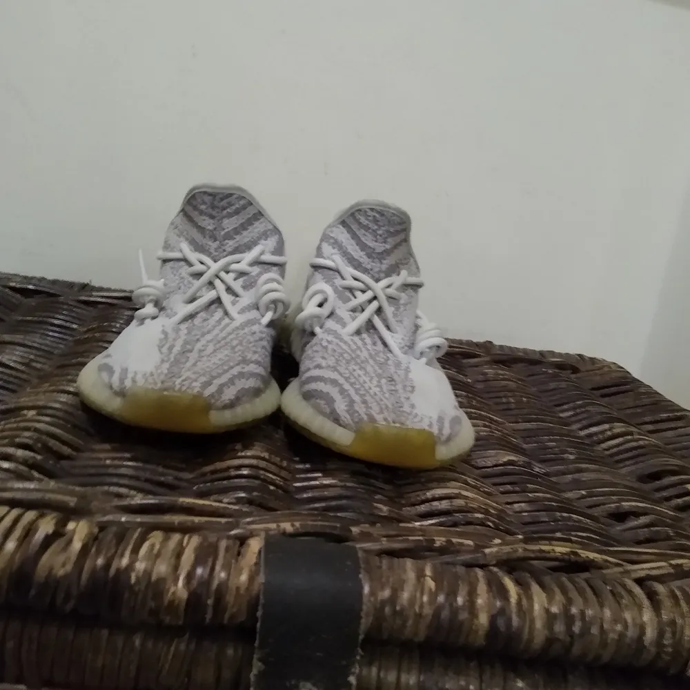 Yeezys som är för små för mig som har 44,5, bra skick ovanpå, rätt gul sula men inget som syns när man använder dom. Skor.