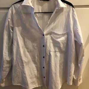 Vit skjorta - Fin vit skjorta med detaljer på armen. Mycket bra skick, använd fåtal gånger. 