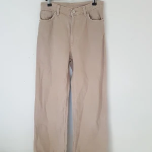 Beiga Yoko jeans från Monki i W25 - Jeans i den populära modellen Yoko från Monki. Färgen är en kall beige/nude. W25 (passar strlk 36/small). Använda ett par gånger. Nypris är 400 men då jag använt dom säljer jag dom för 200 kr inkl frakt. Kan frakta eller mötas upp i Stockholm!🌸