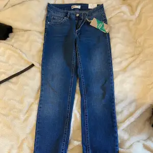 Helt nya Lisen jeans från gina tricot. Lappar sitter kvar.