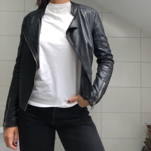 JACKA - En skitsnygg skinnjacka från Cubus. Har dragkedjor för ärmarna så man kan ha lite tjockare plagg undertill. Storlek 34!