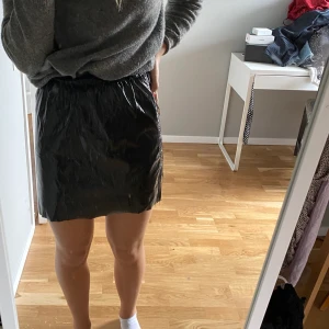 Kjol - Svart skinnskjol från Gina i storlek s. Säljs för 50kr utan frakt 