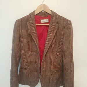 Professorskavaj i ull - Professorskavaj från Esprit. Storlek: 38 men skulle säga att den passar en med storlek 34/36 också!  Aldrig använd.  Material: Lapp bortklippt men det är en mohair/ull blend!  Säljes för 250 kr. Kan mötas upp i Stockholm eller frakta🌸