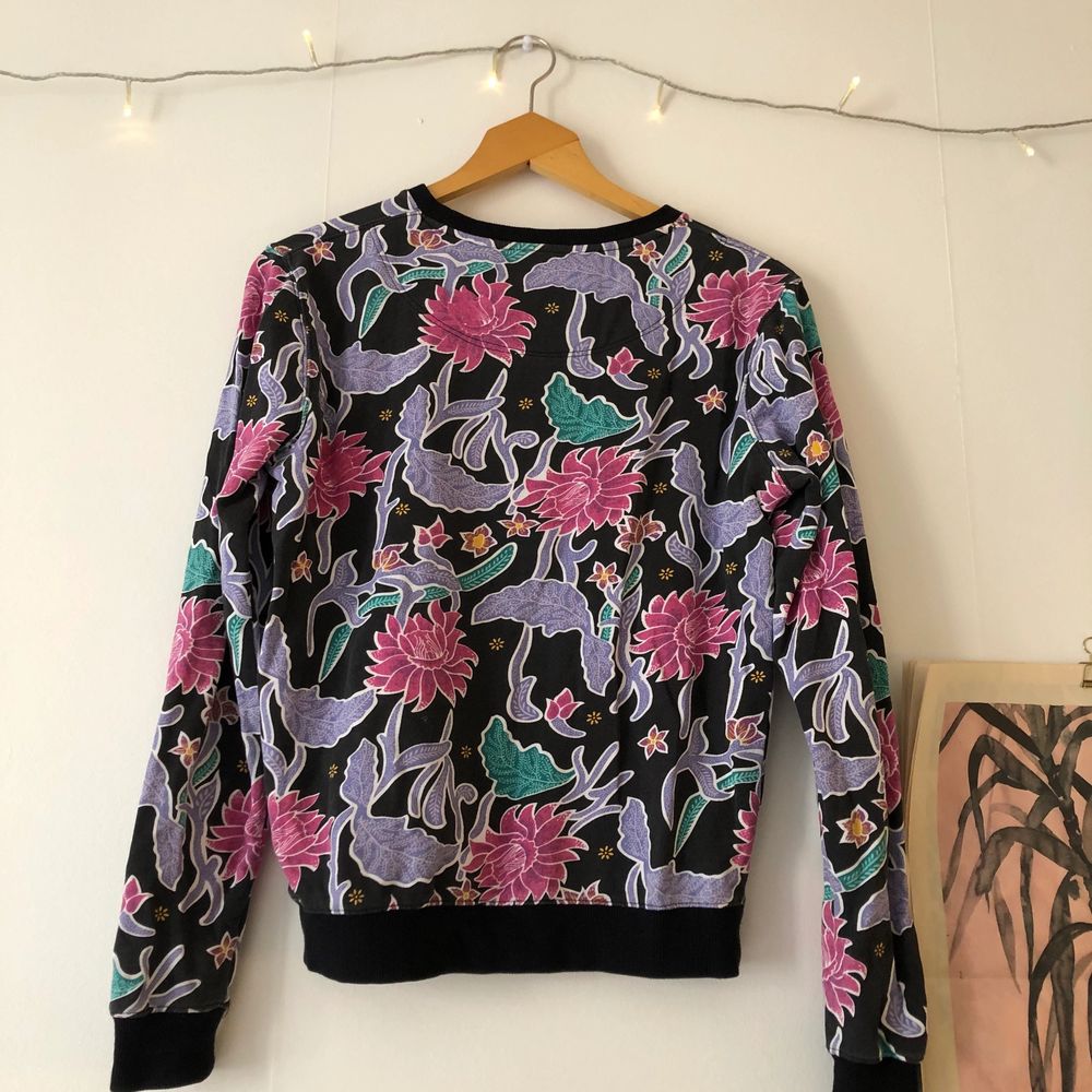Fin sweatshirt med mönster i lila & rosa. Frakt tillkommer och betalas av köparen!. Tröjor & Koftor.