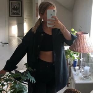 Skinnjacka na-kd - Helt ny aldrig använd! Har tyvärr ej bältet kvar. + frakt om den ska skickas✨ strl 32 men passar 32-36, jag på bilden har normalt 36!❤️